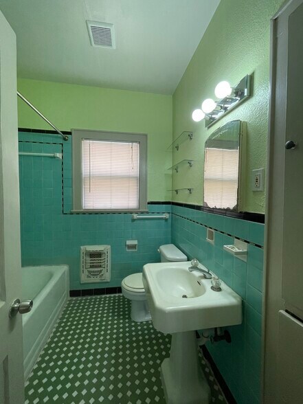 Building Photo - 713 E Elmira St