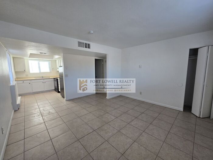 Building Photo - 330 E Corona Rd