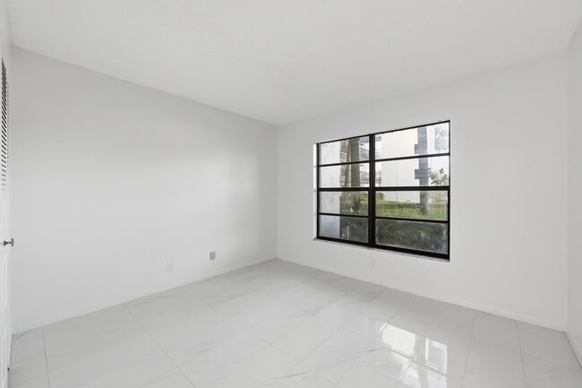 Building Photo - 4700 Lucerne Lakes Blvd W