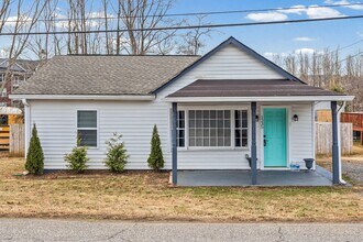 Building Photo - Super Cute, tastefully remodeled 3-Bed, 2-Bath home in Gastonia.