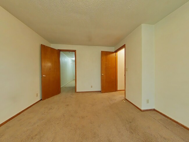 Building Photo - Duplex ~ Close to 9th Street ~ Pet Friendly