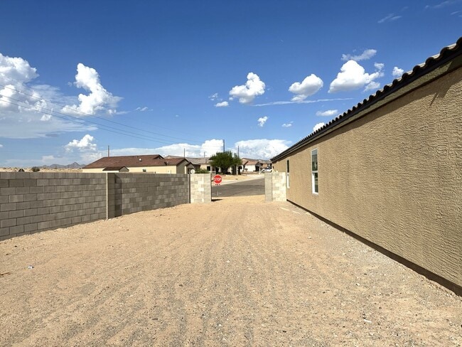 Building Photo - 4 bedroom, 2 bathroom Mystic Canyon Gem