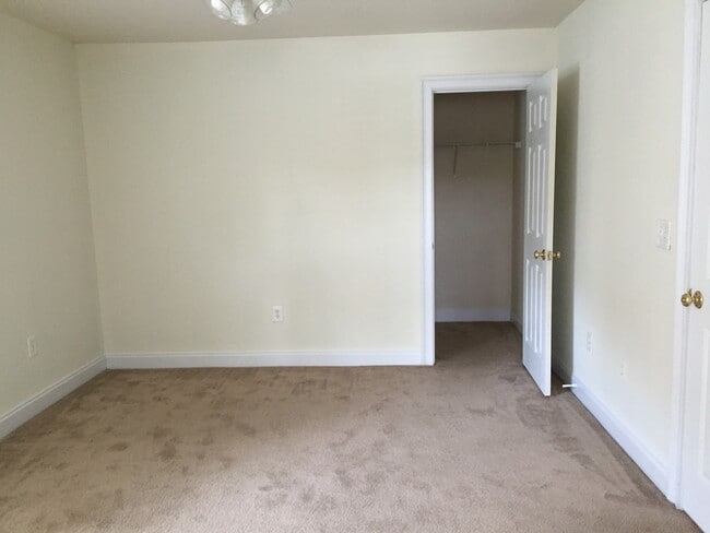 Building Photo - 4bed/4bath in Eagles Landing for JULY!