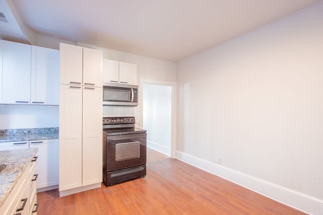 Building Photo - Wonderful Updated TownHouse in the Heart of Middletown - On Main St