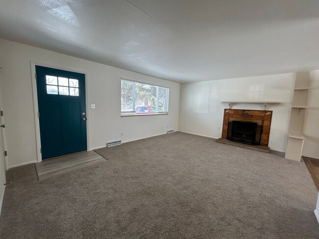 Building Photo - Lovely Updated Loveland Home with Fireplace and Fenced Yard