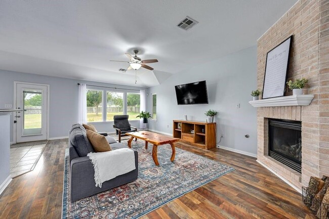 Building Photo - 2911 Red Bud Ln