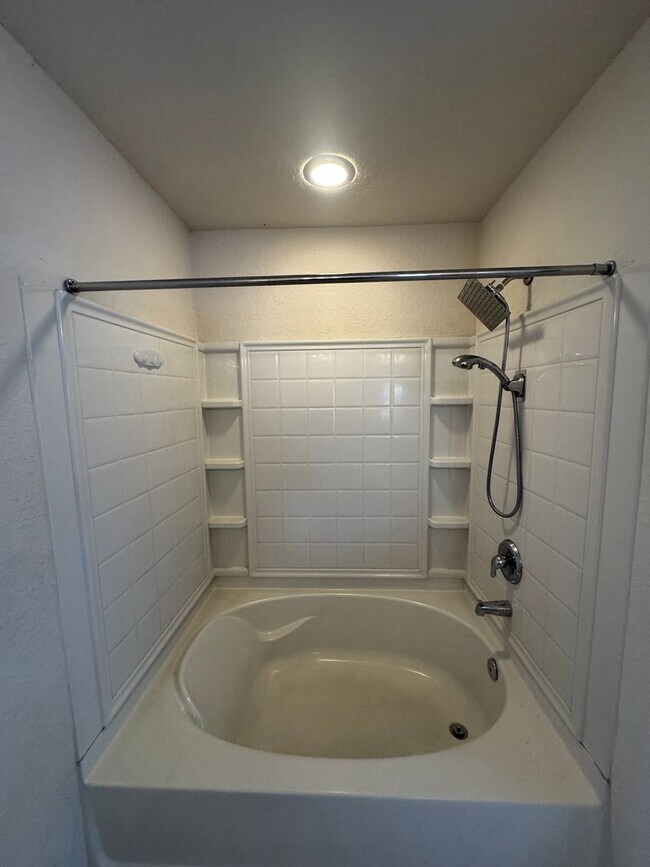 Building Photo - Beautiful 3BR/2.5BA Townhome with Water View in Fore Ranch