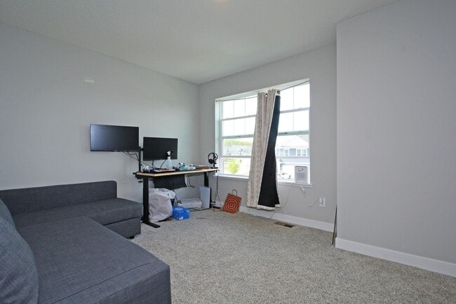 Building Photo - Beautiful 4-Bedroom Home with Modern Finishes & 2 Car Garage!