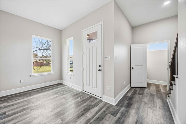 Building Photo - 2207 Des Chaumes St