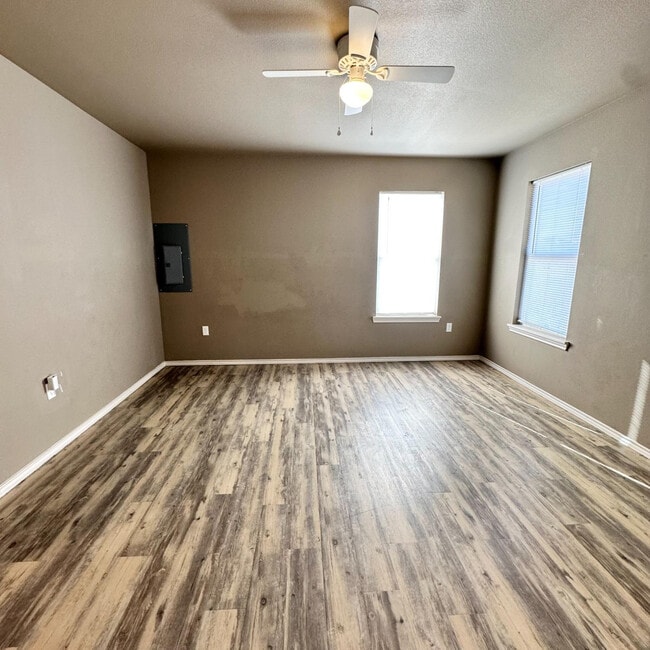 Building Photo - 1304 E 15th St