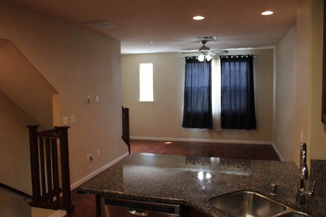 Building Photo - Beautiful 3 Bed, 3 Bath Condo in Perfect M...