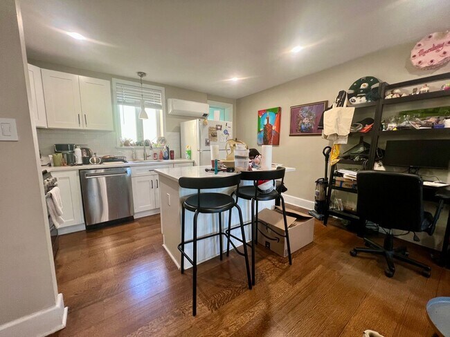 Building Photo - Gorgeous 1-Bedroom Bi-Level Apartment in Passyunk Square! Available NOW!