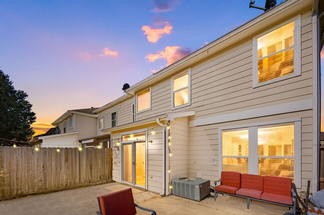 Building Photo - 16030 Summerville Lake Dr