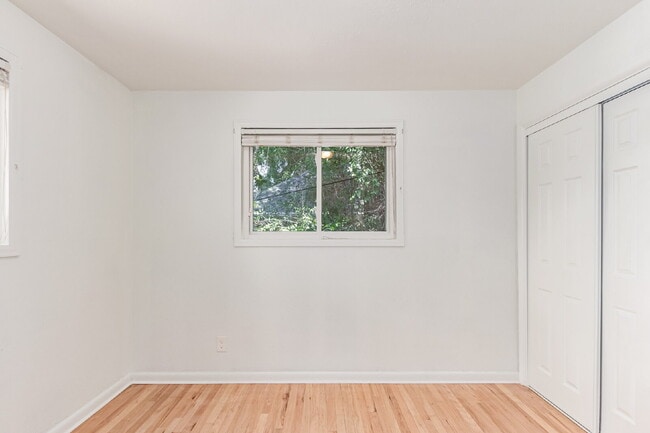 Building Photo - Charming Upper Unit Duplex in the Heart of Englewood!