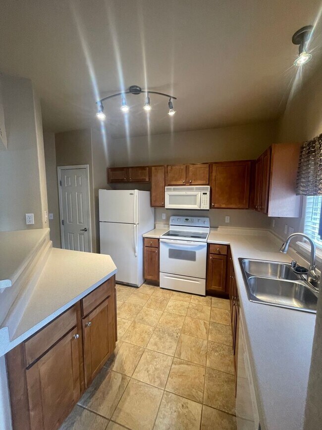 Building Photo - Discover Your Dream Lifestyle: Luxury Cond...