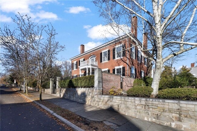 Building Photo - 72 Manning St