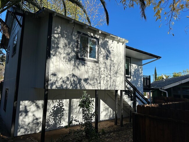 Building Photo - Chestnut-1918/1920