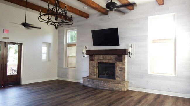 Building Photo - 3658 Vermont Ln