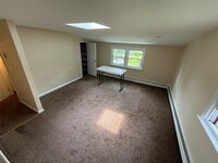 Building Photo - 615 Floral Pl