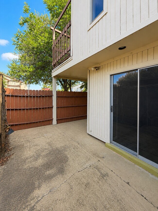 Building Photo - 7854 Green Lawn Dr