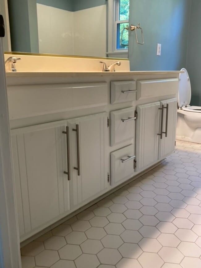 Building Photo - 117 Runaway Ln