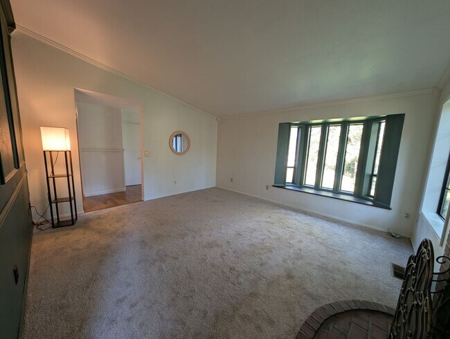 Building Photo - Tracyton Stunner! Available Now! 1/3 Acre FULLY Fenced.