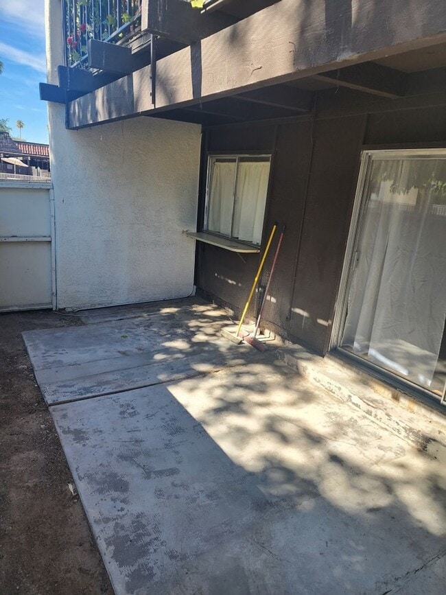 Building Photo - 3 bedroom/ 2 bath condo 1st floor condo