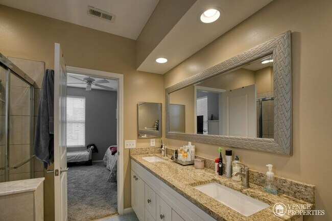 Building Photo - Two Bedroom with Garage near Grandview