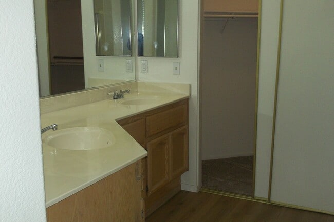 Building Photo - Solar electric home in the Laguna area of Elk Grove