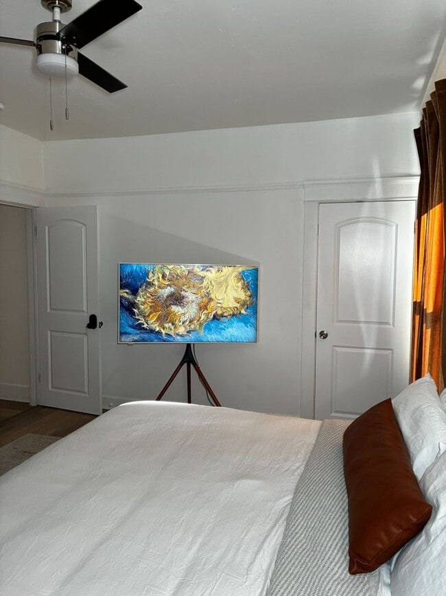 Building Photo - Stunning Fully Furnished 4-Bedroom, 2.5 Ba...