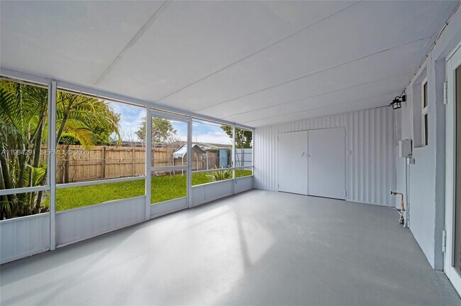 Building Photo - 27 Suffolk Ave