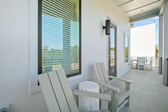 Building Photo - 31 Sarah St