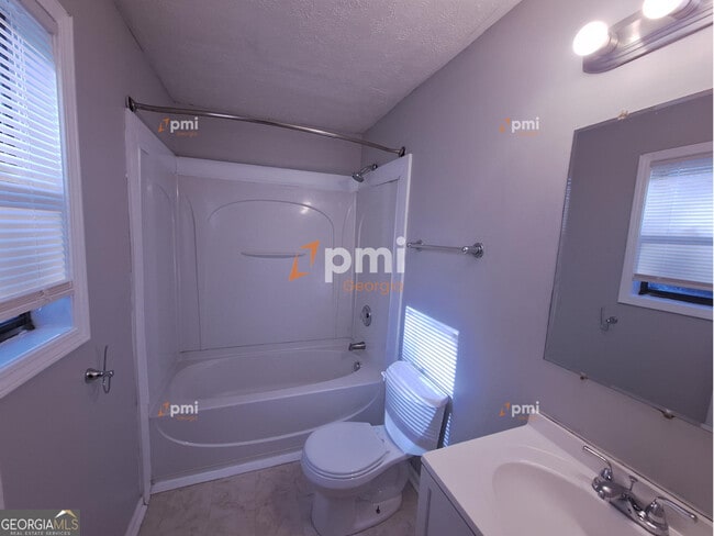 Building Photo - 5955 Sutton Pl