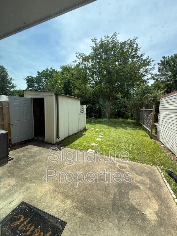 Building Photo - 913 Ewell Rd