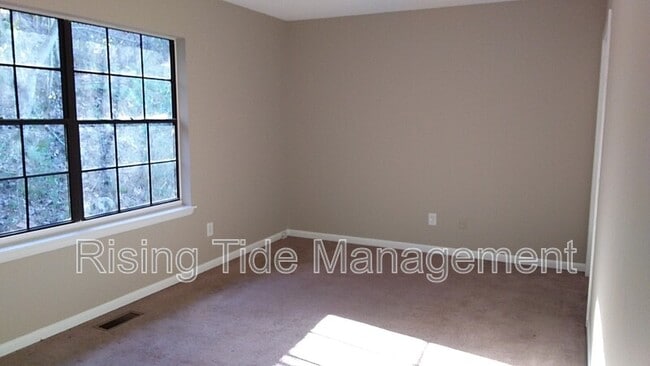 Building Photo - 8905 Valley Hill Dr