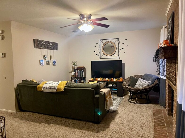 Building Photo - END OF JULY PRE-LEASE  2 Bed, 2.5 Bath Condo Near Campus On Bus Route!