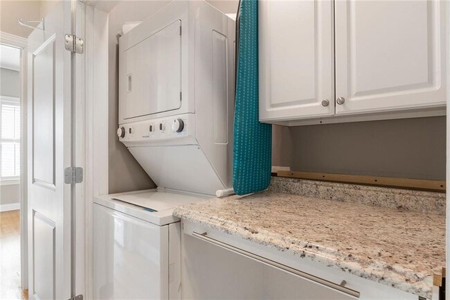 Building Photo - 267 Carlyle Park Dr