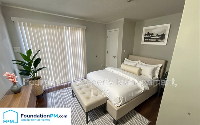 Building Photo - 2292 Redwood Ave