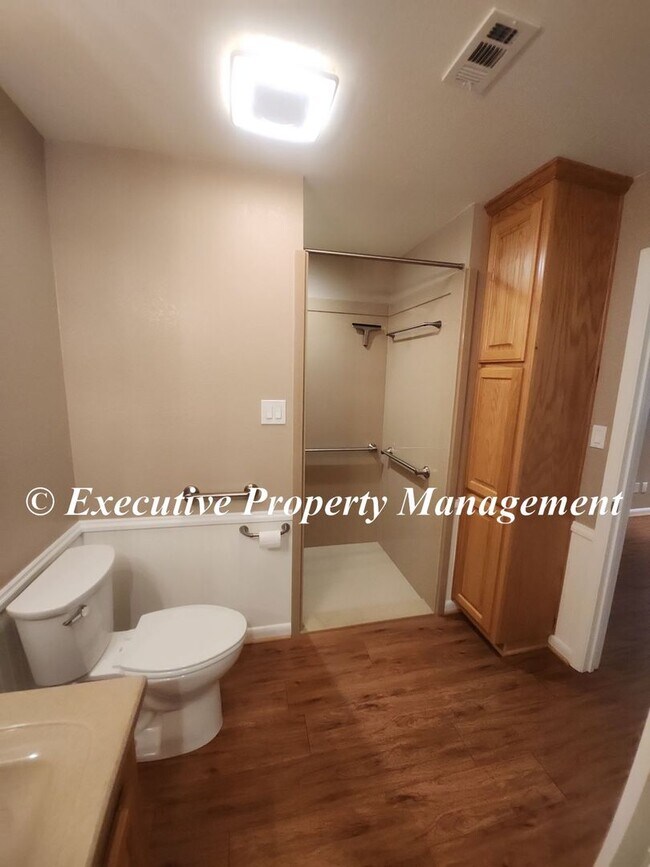 Building Photo - 1009 Robertson Ave