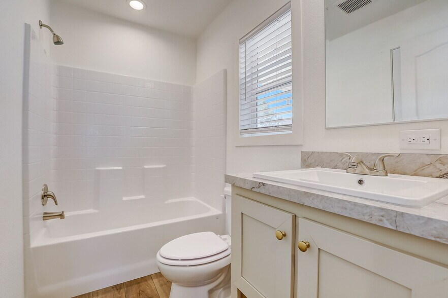 Building Photo - 3139 E Sahara Ave