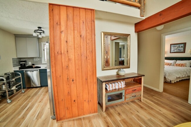 Building Photo - Cabin on Peak 7! 2bed plus loft!  Hot tub!