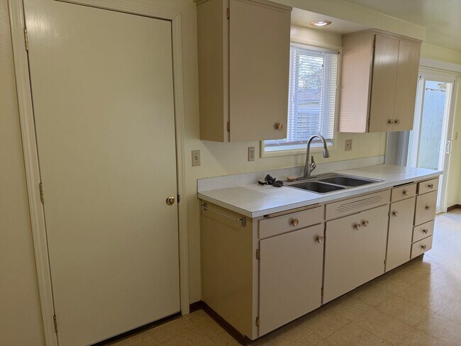 Building Photo - Nice single level 2 bedroom 1 bath house in Springfield!