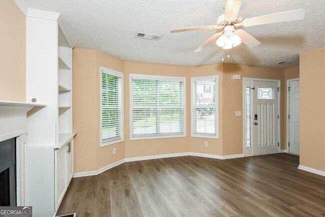 Building Photo - 411 Hillcrest Cmns