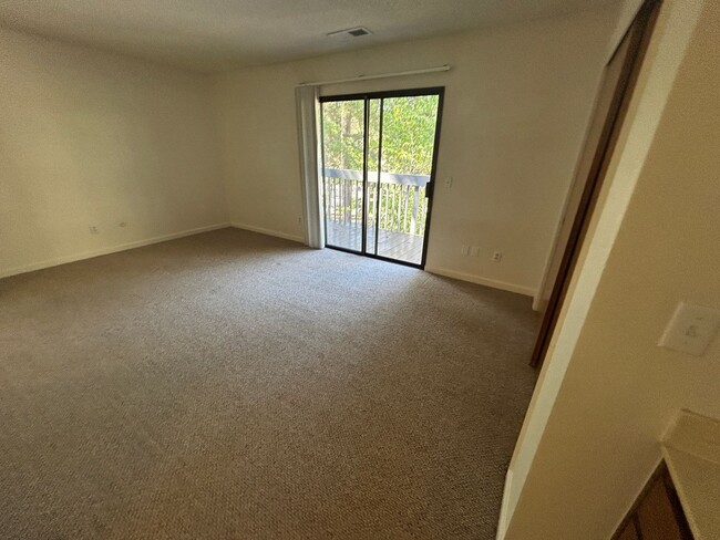Building Photo - Kingsbury Greens HOA 2 bedroom 1 1/2 bath in Alta Sierra