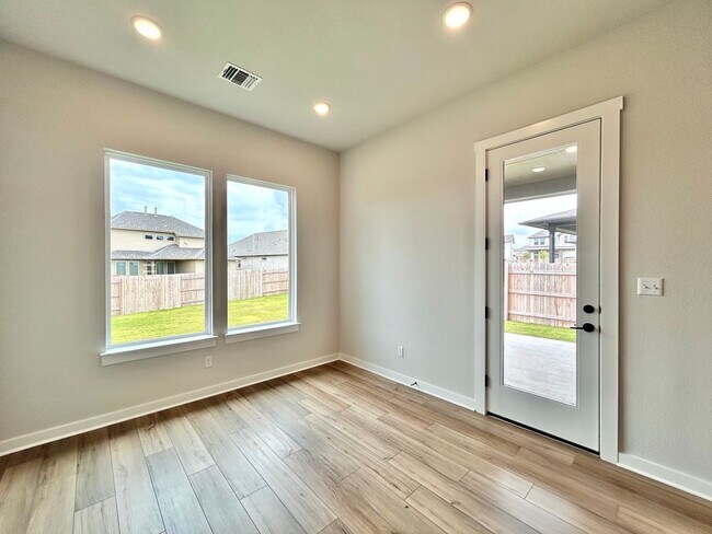 Building Photo - Modern 5/BR 4/BA with Stylish Finishes, Sp...