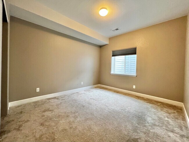 Building Photo - Spacious 5 Bed 3.5 Bath with Modern Upgrades!