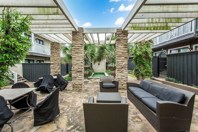 Building Photo - 5904 Sandhurst Ln
