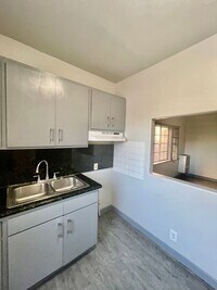 Building Photo - 2 bedroom / 1 bath with washer/dryer hook ups