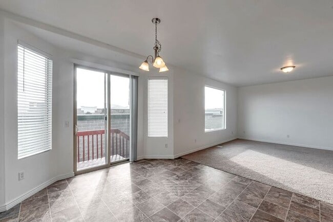 Building Photo - Bright Townhouse in Saratoga Springs w attached 2 car garage