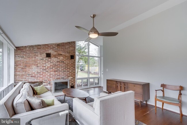 Building Photo - 3315 Pendleton Dr